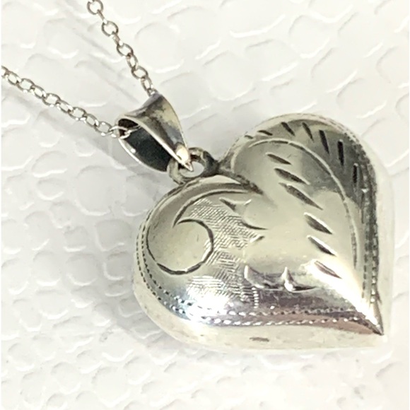 Vintage 925 Sterling Silver Etched Heart Pendant Necklace - Picture 1 of 16
